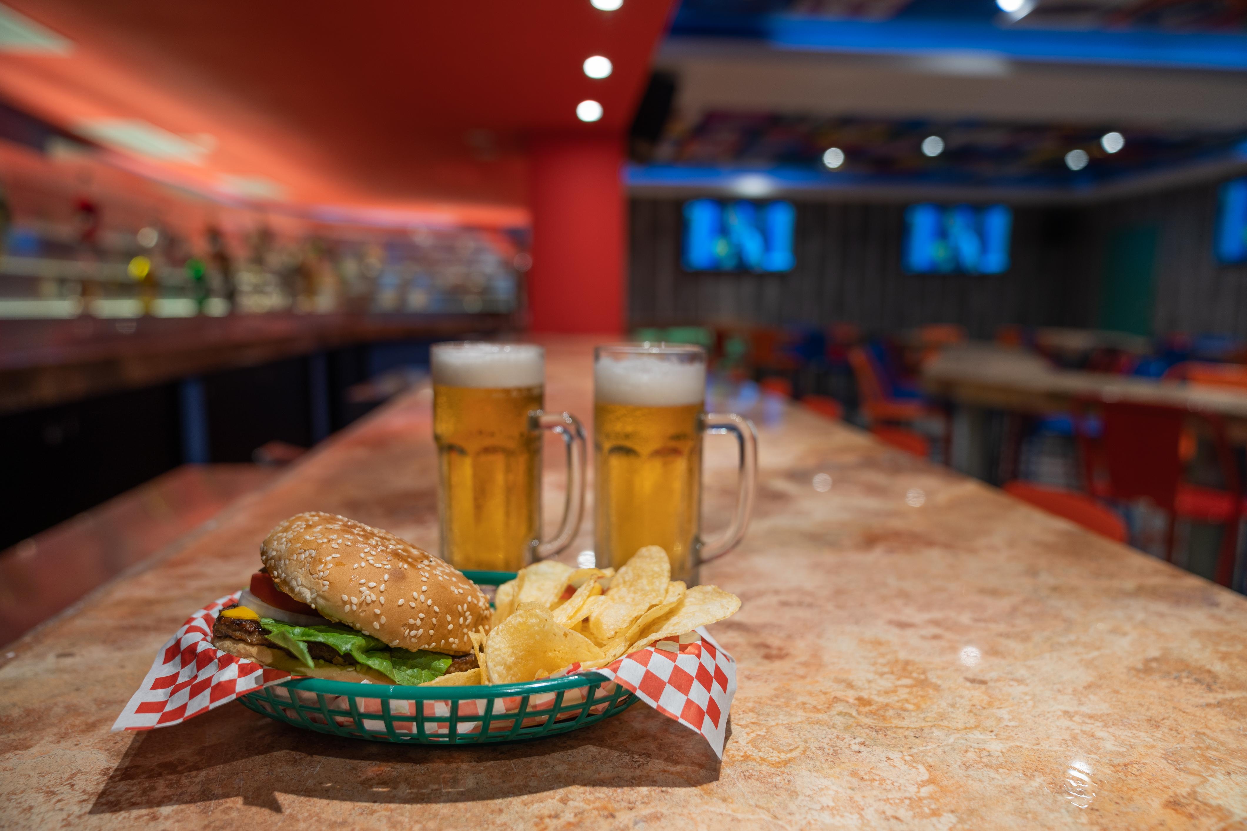 Grand Park Royal פוארטו ואלארטה מראה חיצוני תמונה A hamburger and chips with two beers