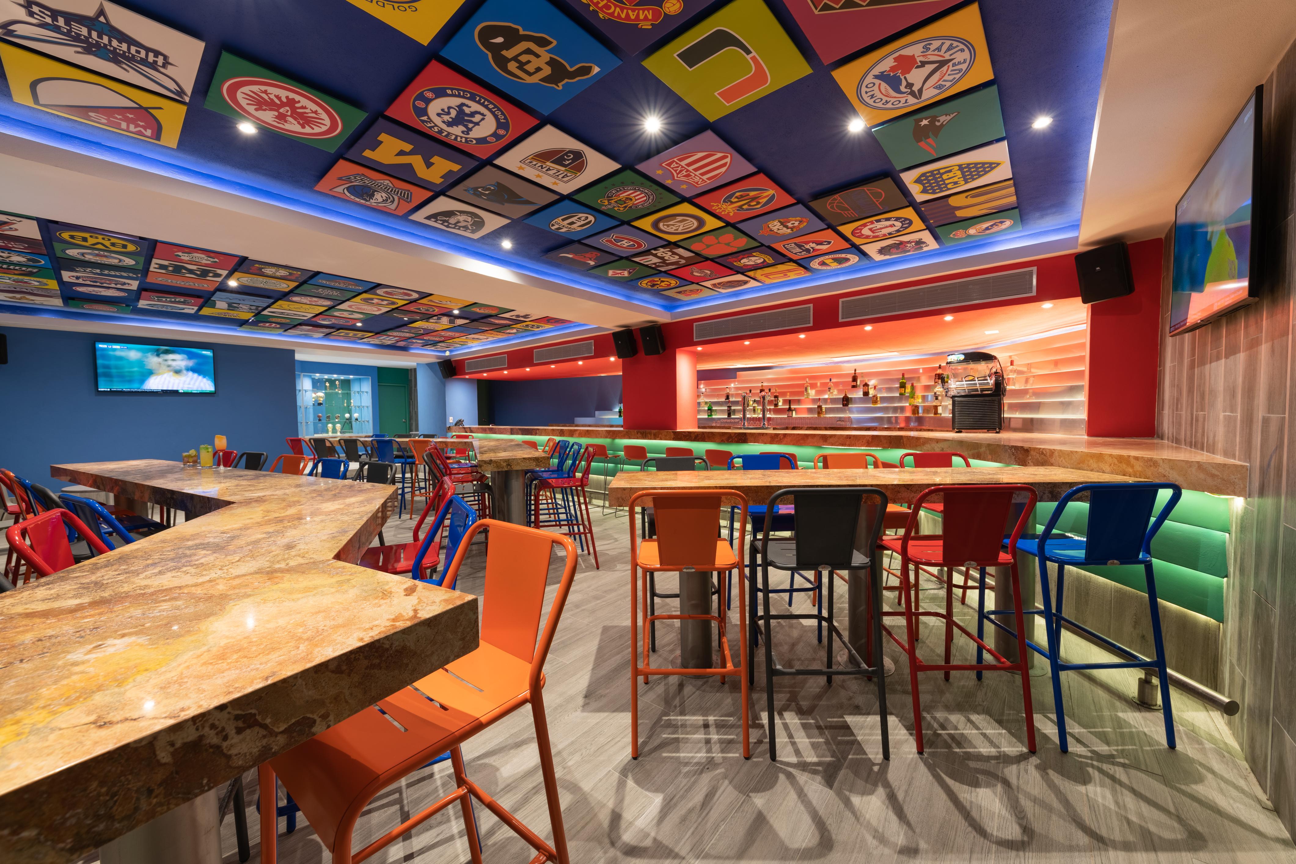 Grand Park Royal פוארטו ואלארטה מראה חיצוני תמונה The interior of a typical sports bar