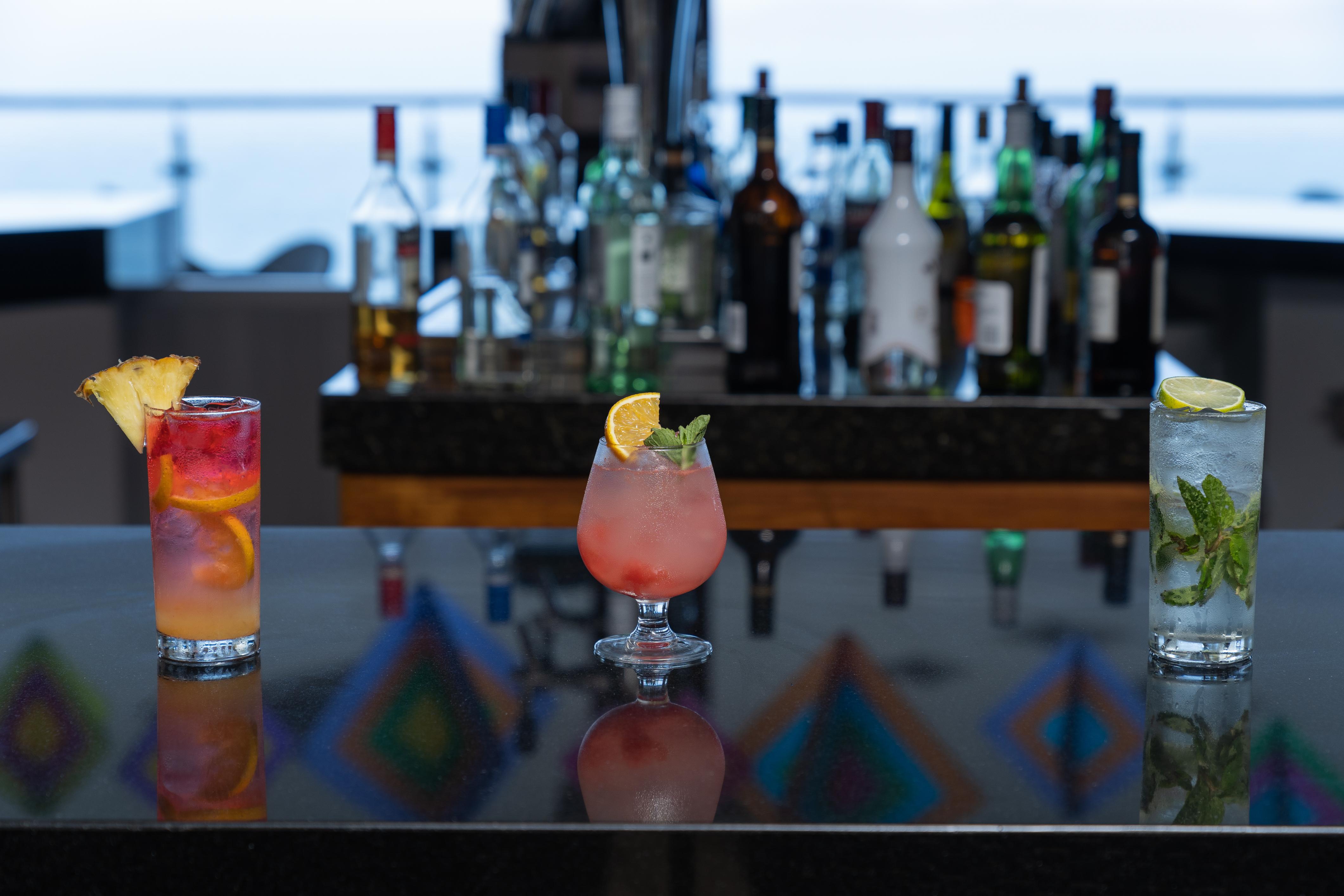 Grand Park Royal פוארטו ואלארטה מראה חיצוני תמונה Cocktails at the bar