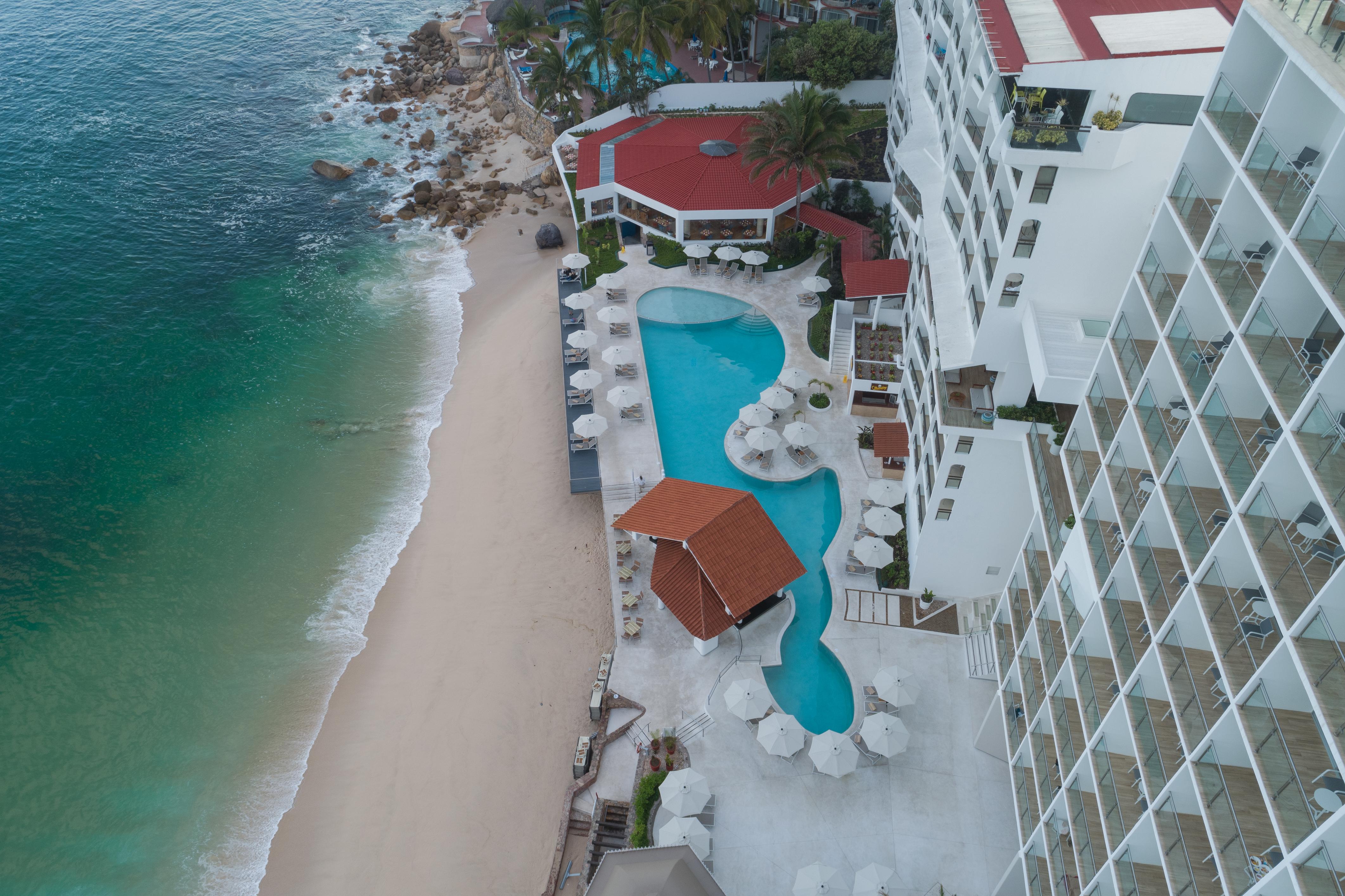 Grand Park Royal פוארטו ואלארטה מראה חיצוני תמונה Aerial view of the pool at the Grand Hotel