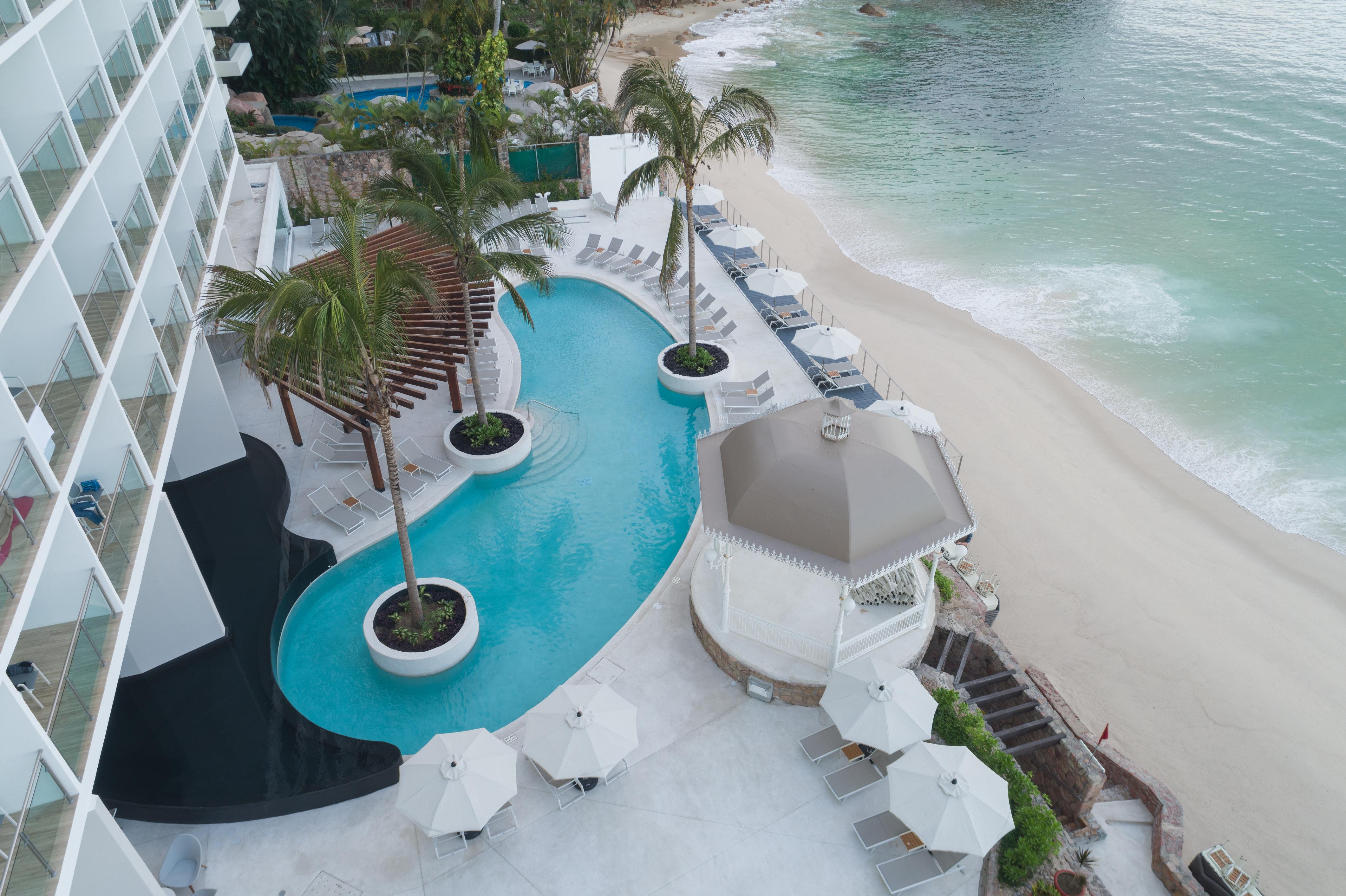 Grand Park Royal פוארטו ואלארטה מראה חיצוני תמונה Aerial view of the beach at the Grand Palladium White Sand Resort & Spa