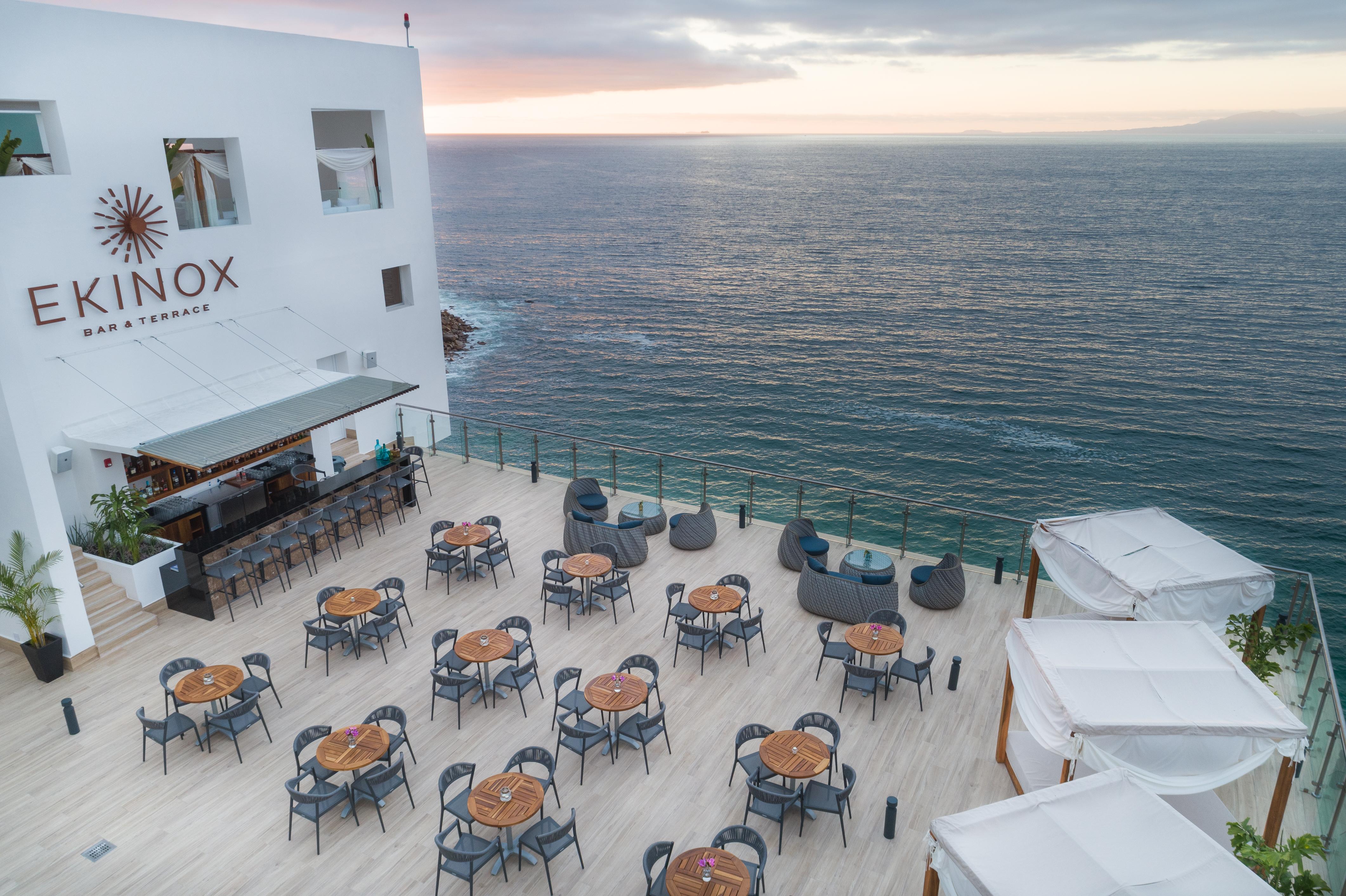 Grand Park Royal פוארטו ואלארטה מראה חיצוני תמונה The rooftop bar at Kinox